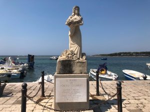 https://www.carparo.net/immagini/polemiche-senza-fine-alla-statua-di-manuela-arcuri.jpg