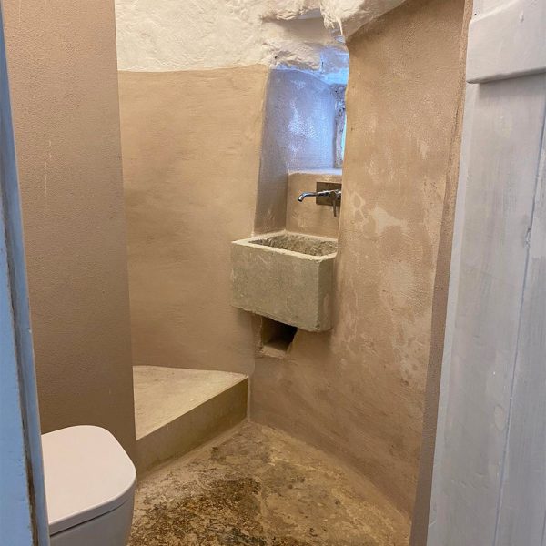 lavabo pilozza in pietra posizionata in bagno